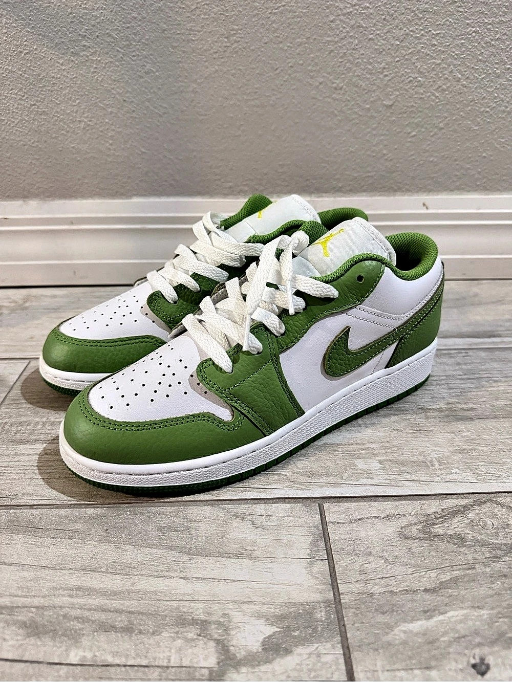Nike Green & White Sneakers Like New